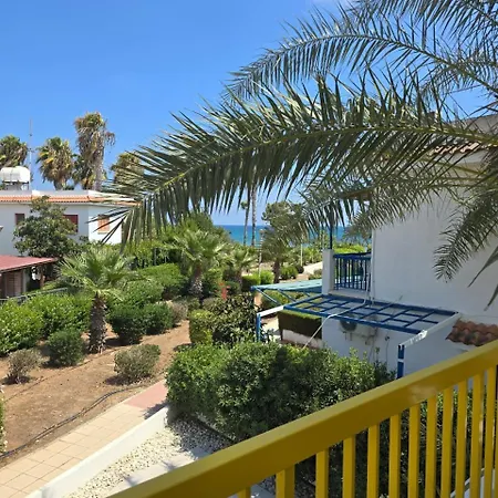 Lazuli Yellow House Nr 5 Meneou