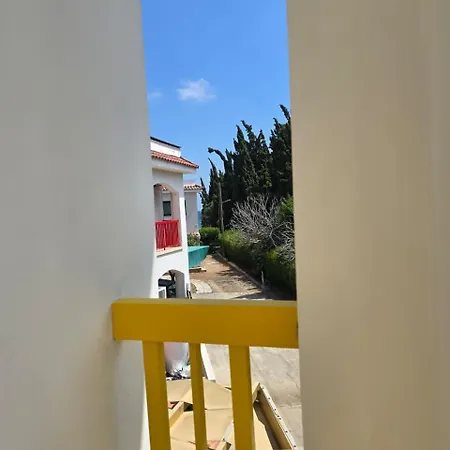 Lazuli Yellow House Nr 5 Meneou