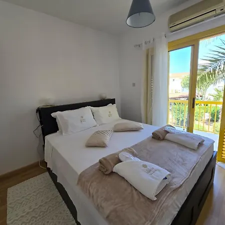 Lazuli Yellow House Nr 5 * Meneou