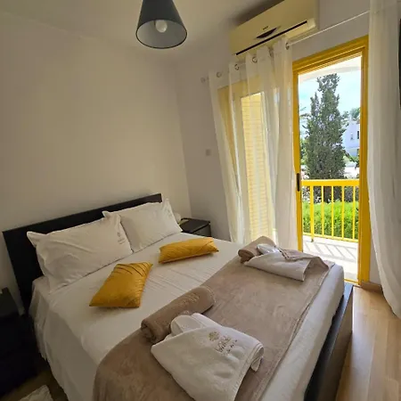 Lazuli Yellow House Nr 5