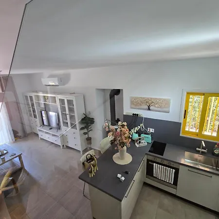 Lazuli Yellow House Nr 5 * Meneou