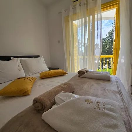 Lazuli Yellow House Nr 5