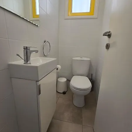 Lazuli Yellow House Nr 5 * Meneou