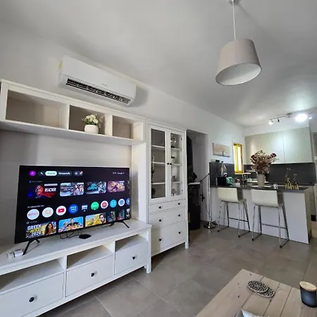 Lazuli Yellow House Nr 5 * Meneou