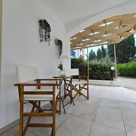 Lazuli Yellow House Nr 5 Meneou